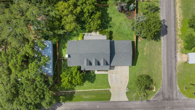 300 E BLUEBONNET LN, Johnson City, TX 78636