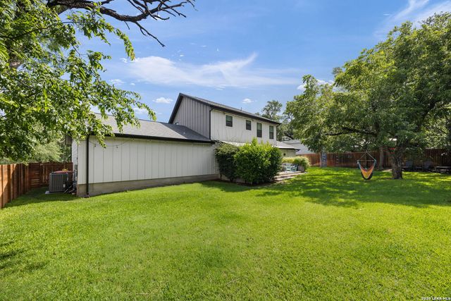 300 E BLUEBONNET LN, Johnson City, TX 78636