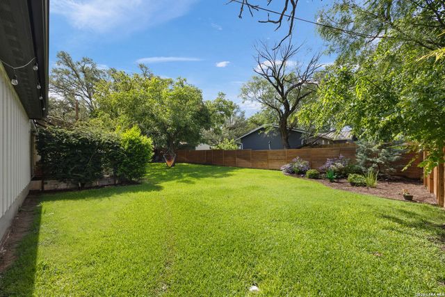 300 E BLUEBONNET LN, Johnson City, TX 78636