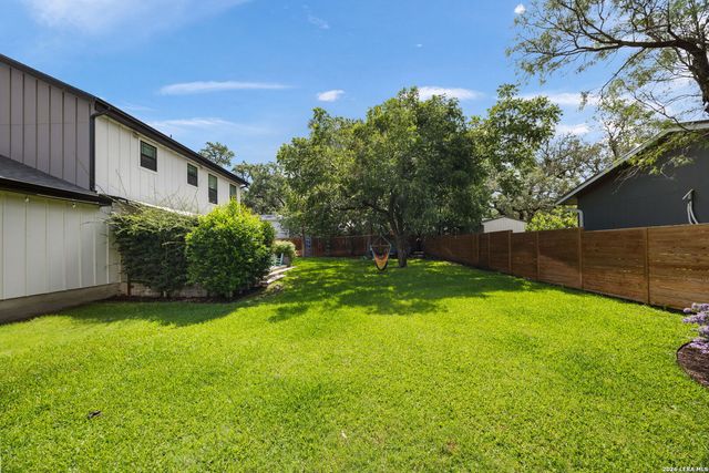 300 E BLUEBONNET LN, Johnson City, TX 78636