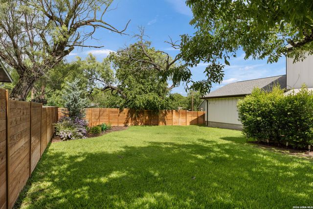 300 E BLUEBONNET LN, Johnson City, TX 78636