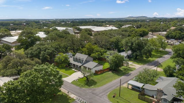 300 E BLUEBONNET LN, Johnson City, TX 78636