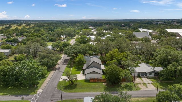 300 E BLUEBONNET LN, Johnson City, TX 78636