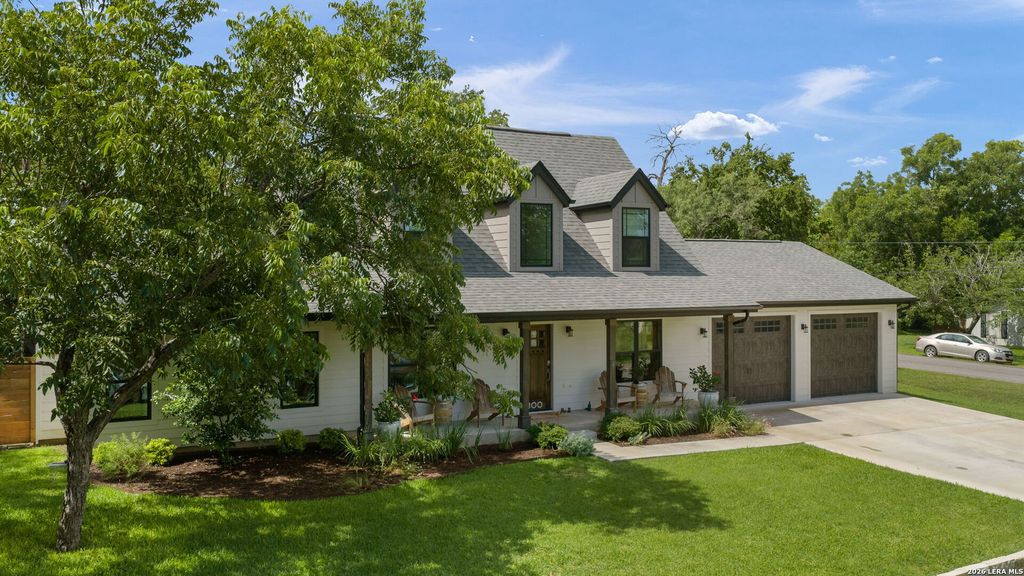 300 E BLUEBONNET LN, Johnson City, TX 78636