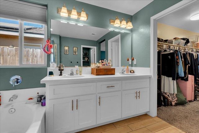 2439 Madeline Dr, Hanford, CA 93230