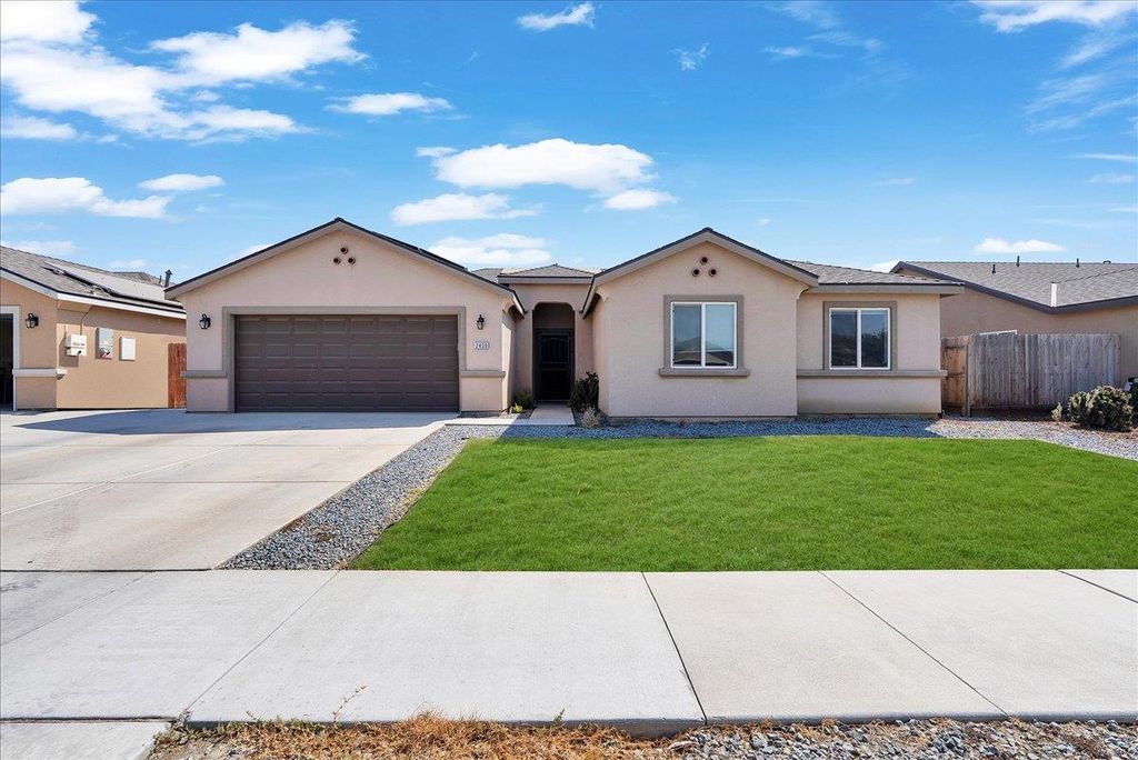 2439 Madeline Dr, Hanford, CA 93230