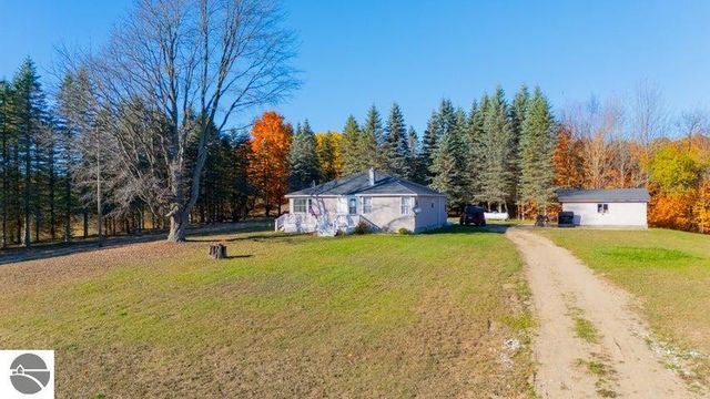 2703 E Moorestown Road, Lake City, MI 49651