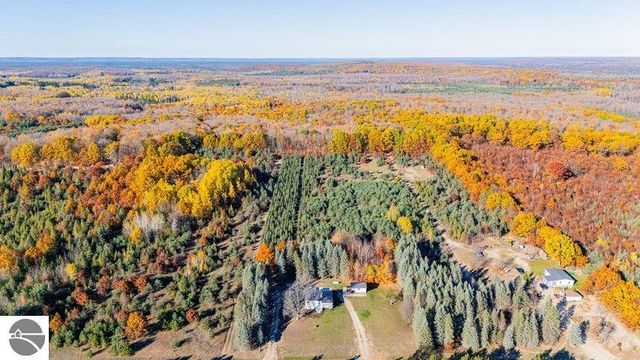 2703 E Moorestown Road, Lake City, MI 49651