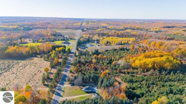 2703 E Moorestown Road, Lake City, MI 49651