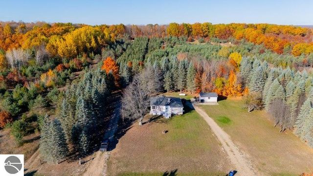 2703 E Moorestown Road, Lake City, MI 49651