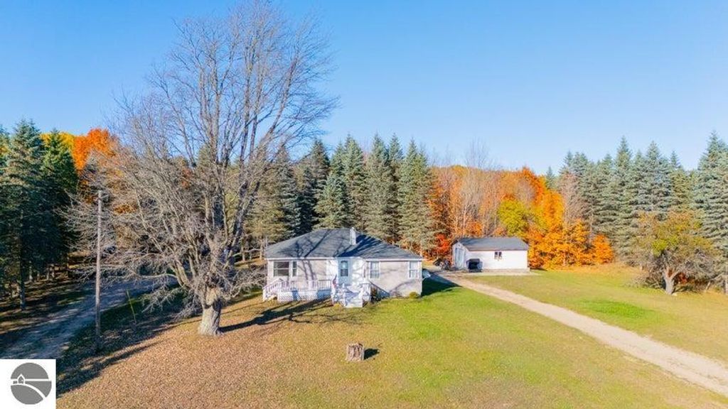2703 E Moorestown Road, Lake City, MI 49651