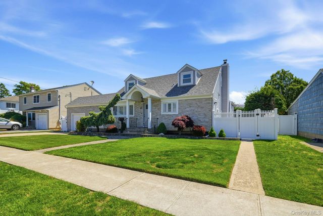 35 3rd Avenue, Massapequa Park, NY 11762