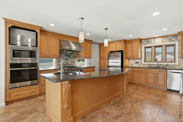 35 3rd Avenue, Massapequa Park, NY 11762