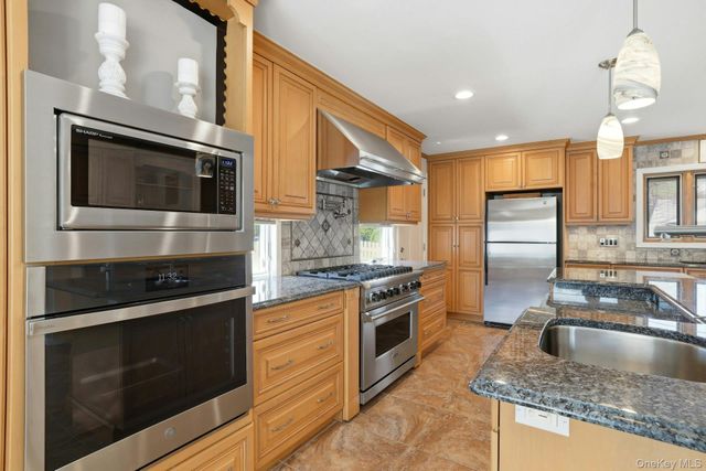 35 3rd Avenue, Massapequa Park, NY 11762