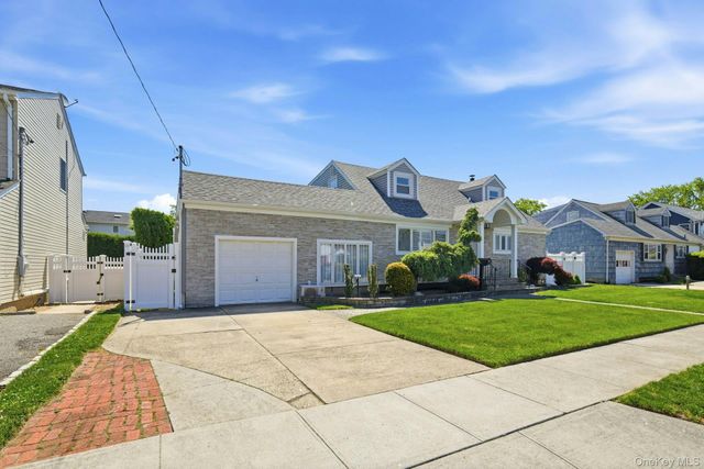 35 3rd Avenue, Massapequa Park, NY 11762
