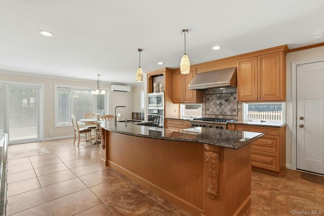 35 3rd Avenue, Massapequa Park, NY 11762