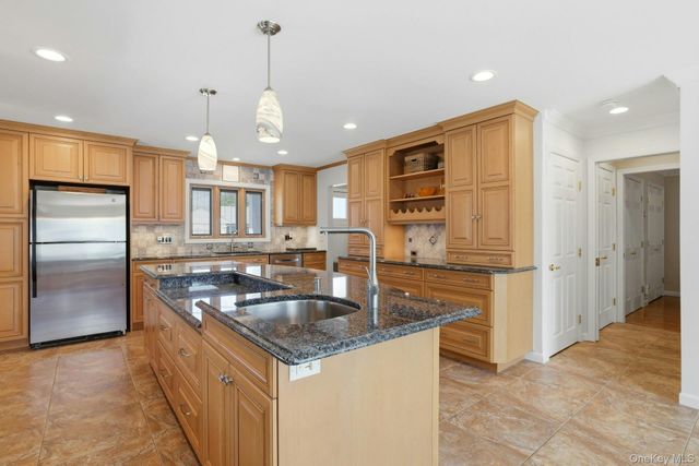 35 3rd Avenue, Massapequa Park, NY 11762