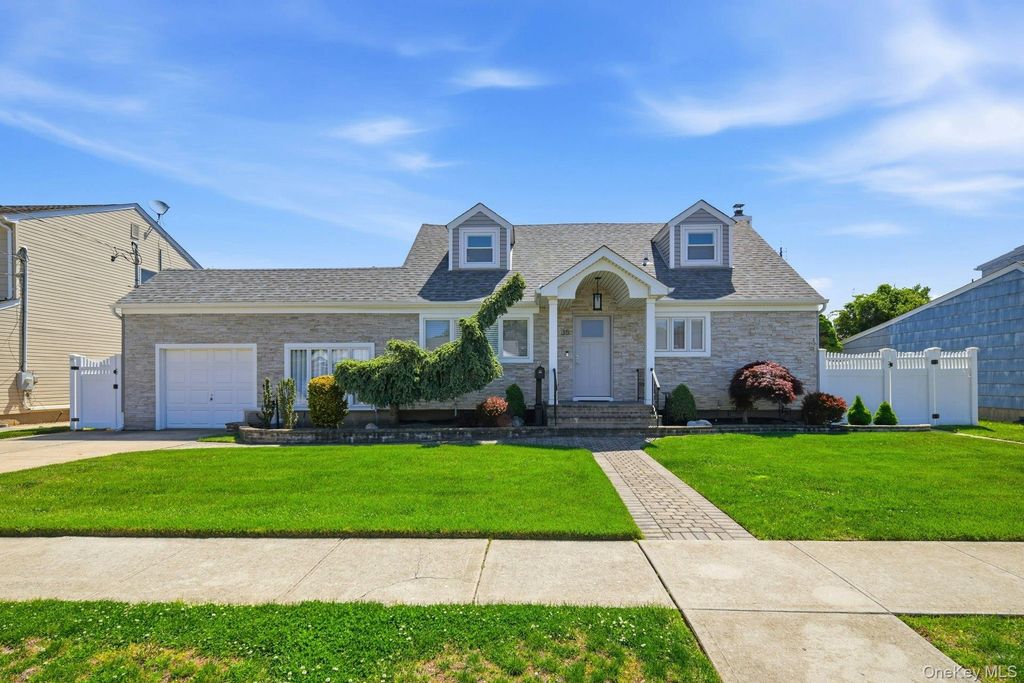 35 3rd Avenue, Massapequa Park, NY 11762