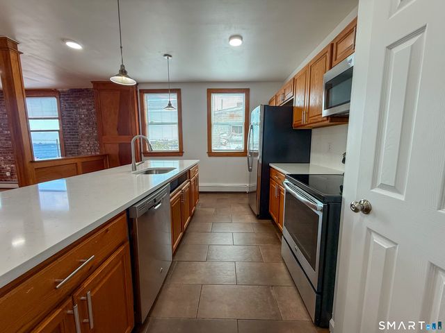 18 Bank Street, New London, CT 06320