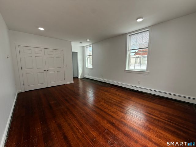 18 Bank Street, New London, CT 06320