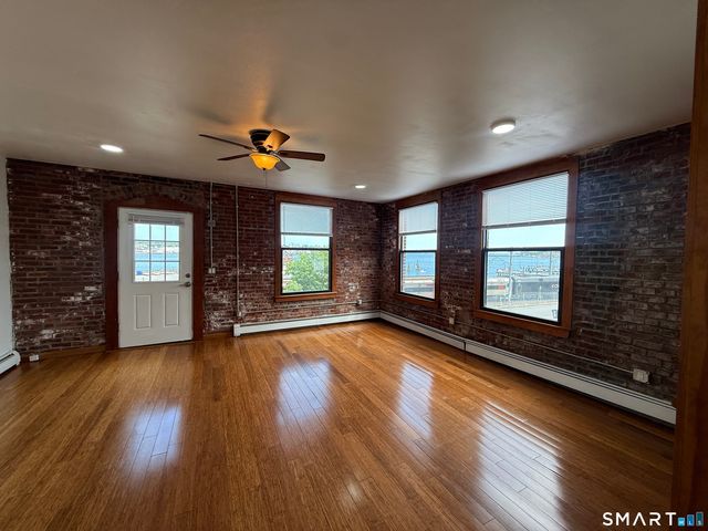 18 Bank Street, New London, CT 06320