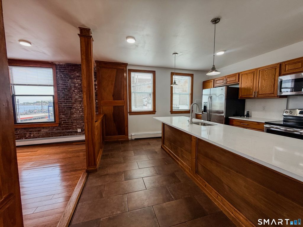 18 Bank Street, New London, CT 06320