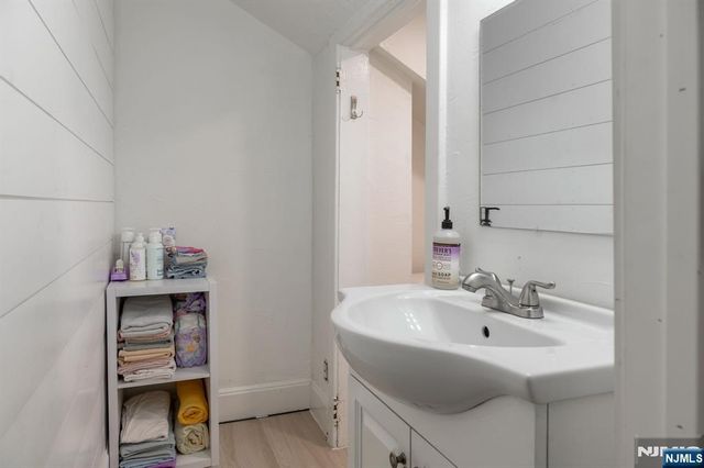 77 E Clinton Avenue, Bergenfield, NJ 07621