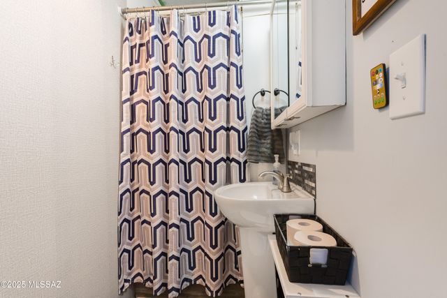 27 NW Freihage Drive, Sierra Vista, AZ 85635