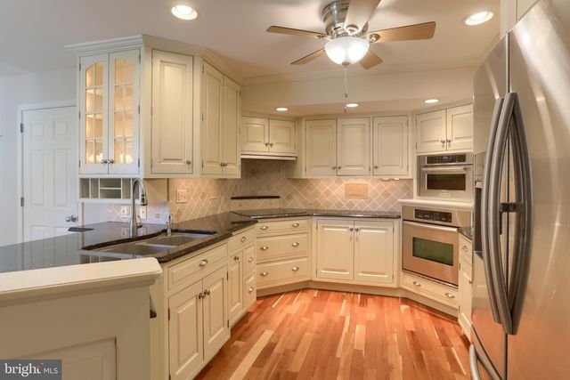 29 CAMBRIDGE DR, Hershey, PA 17033