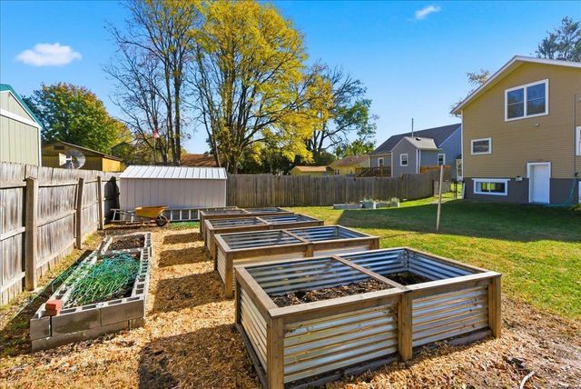 927 W 14th Street, Cedar Falls, IA 50613