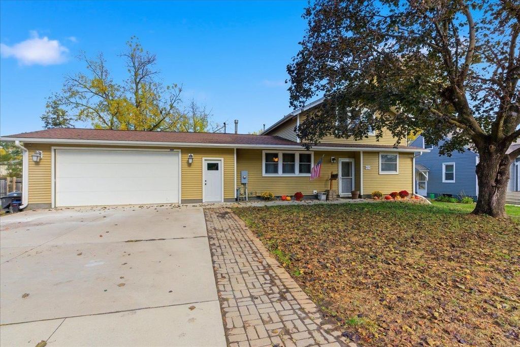 927 W 14th Street, Cedar Falls, IA 50613