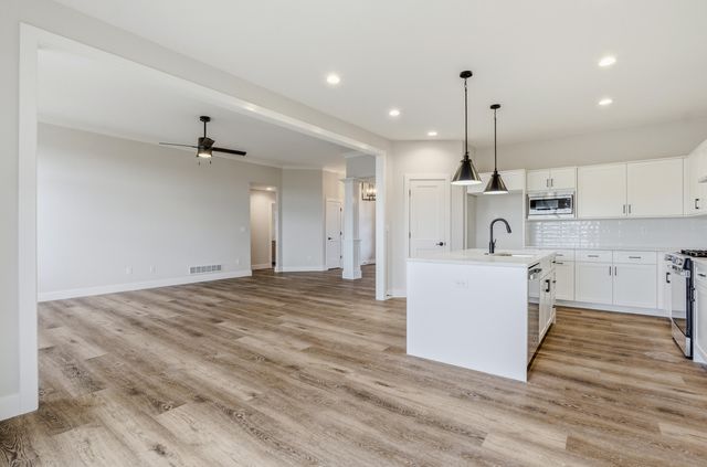 6402 COBBLE CREEK DR, Columbia, MO 65201