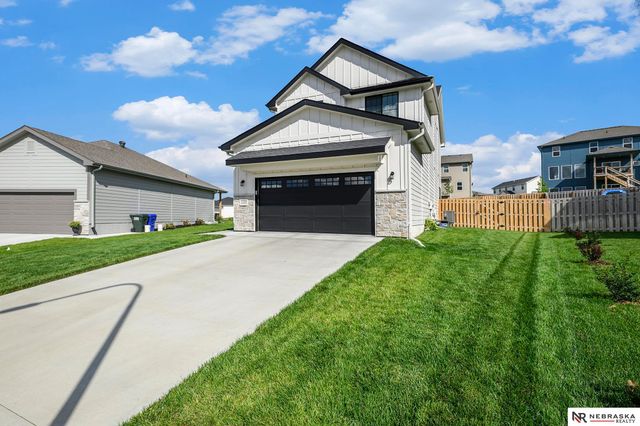 12207 S 111th Avenue, Papillion, NE 68046