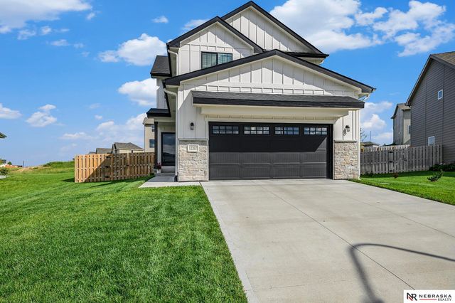 12207 S 111th Avenue, Papillion, NE 68046