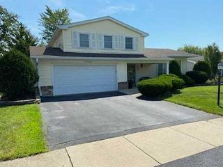 617 Newport Avenue, Westmont, IL 60559