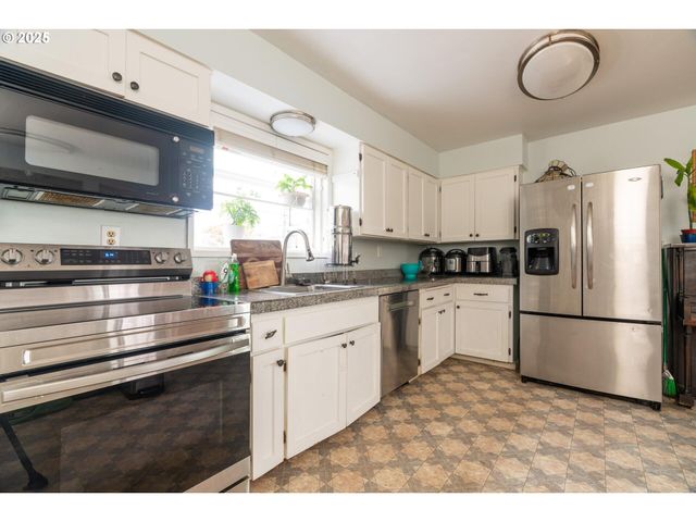 1214 Ransom Avenue, Brookings, OR 97415