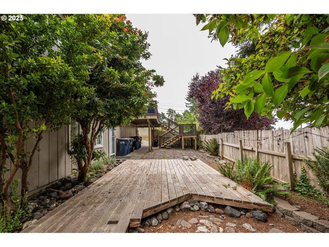 1214 Ransom Avenue, Brookings, OR 97415