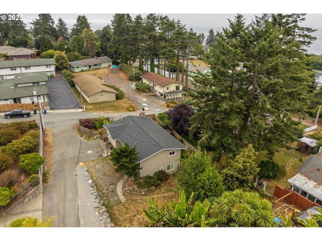 1214 Ransom Avenue, Brookings, OR 97415
