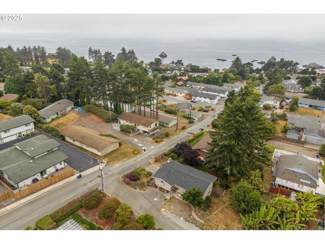 1214 Ransom Avenue, Brookings, OR 97415