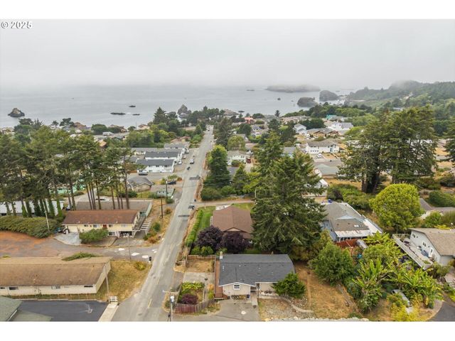1214 Ransom Avenue, Brookings, OR 97415