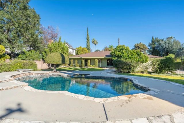 569 N Barranca Avenue, Glendora, CA 91741