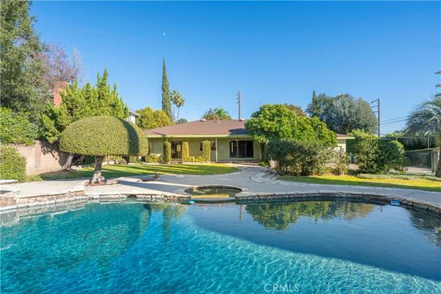 569 N Barranca Avenue, Glendora, CA 91741