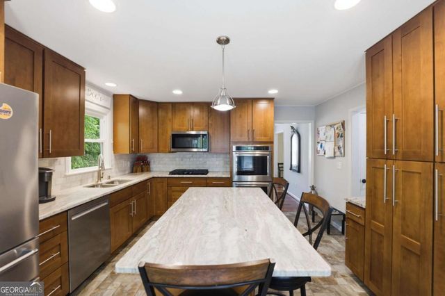 5001 Willow Creek Drive, Woodstock, GA 30188