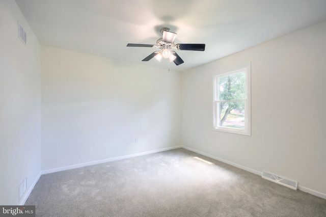 27 COLONIAL DR, Hanover, PA 17331