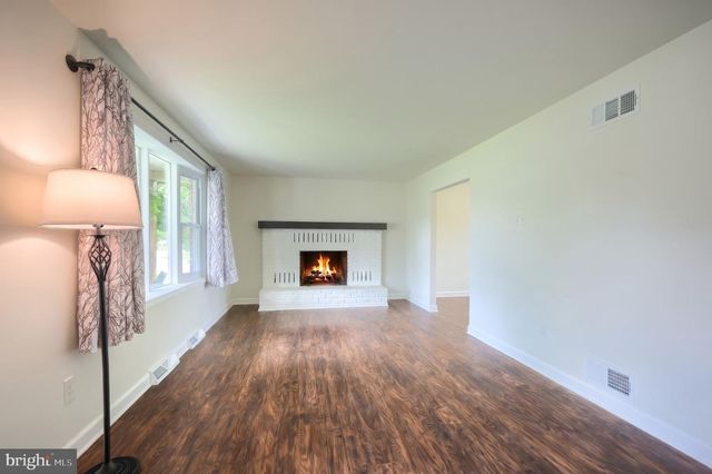 27 COLONIAL DR, Hanover, PA 17331