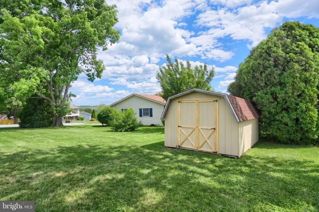 27 COLONIAL DR, Hanover, PA 17331