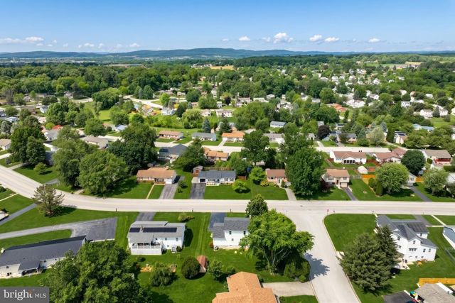 27 COLONIAL DR, Hanover, PA 17331
