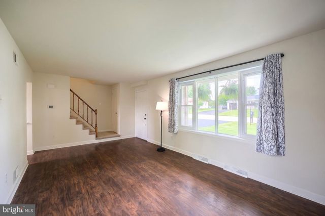 27 COLONIAL DR, Hanover, PA 17331
