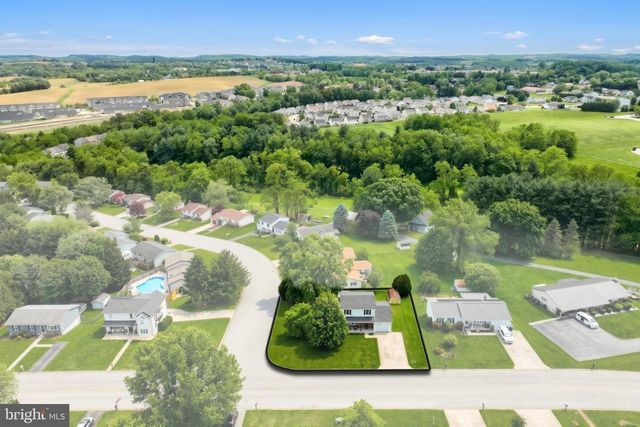 27 COLONIAL DR, Hanover, PA 17331