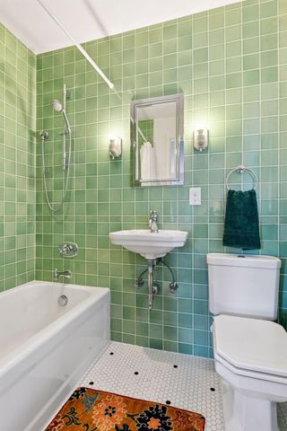 2225 E Lake Of The Isles Parkway, Minneapolis, MN 55405